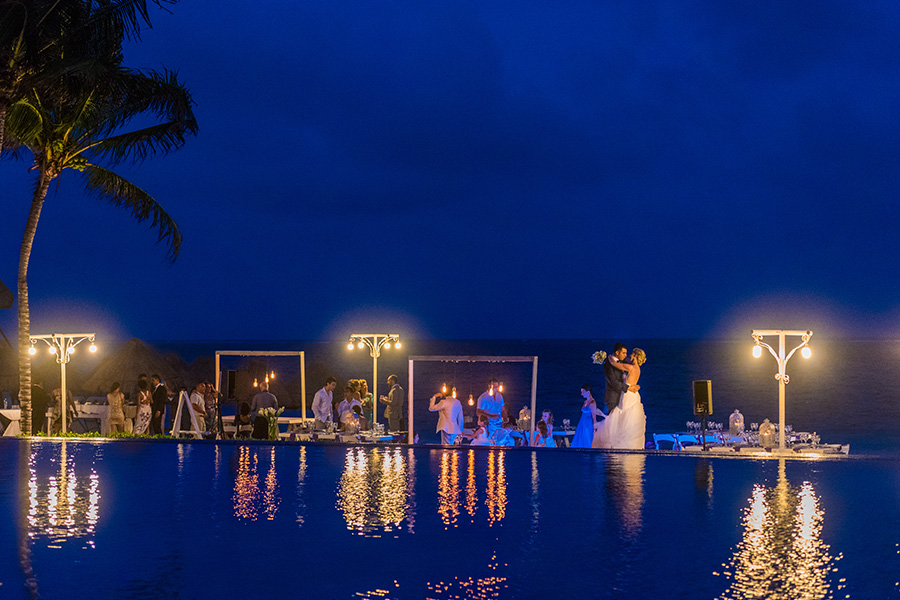good wedding composition photo example reflections in the evening pool