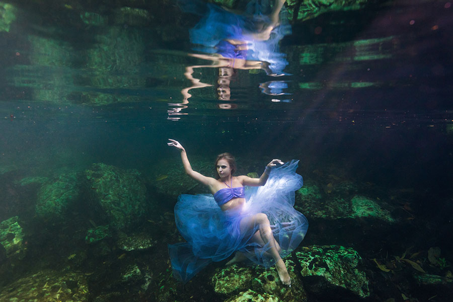 underwater photoshoot posing