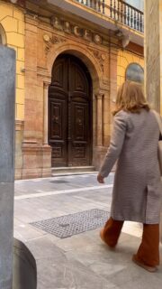 Málaga is one of the oldest cities in Europe, with more than 2,800 years of history layered into its streets.
The Cathedral rises above the historic center, known locally as La Manquita, unfinished, yet deeply loved.
As you walk through the old town, balconies, sculptures, and worn stone facades tell quiet stories from Roman, Moorish, and Andalusian pasts.
Everyday life here is just as important as history: handmade pastries, local ice cream, and small shops keeping traditions alive.
The streets stay lively,
filled with conversation and movement,
until the day naturally ends when people gather
at tapas bars, sharing fresh food, wine,
and laid-back moments.
#Spain #travel #visitspain #malaga #foodie