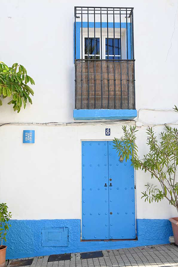 details-travel-photos-blue-wall