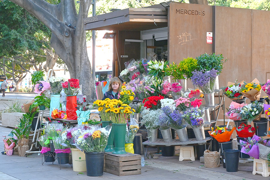 flower-vendors-on-street-in-spain-photo