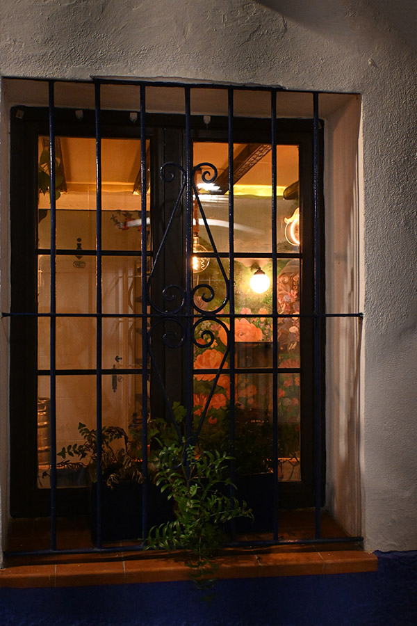 light-coming-from-window-night-travel-photography-spain