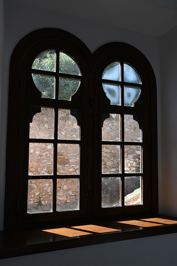 travel-photography-photos-light-window